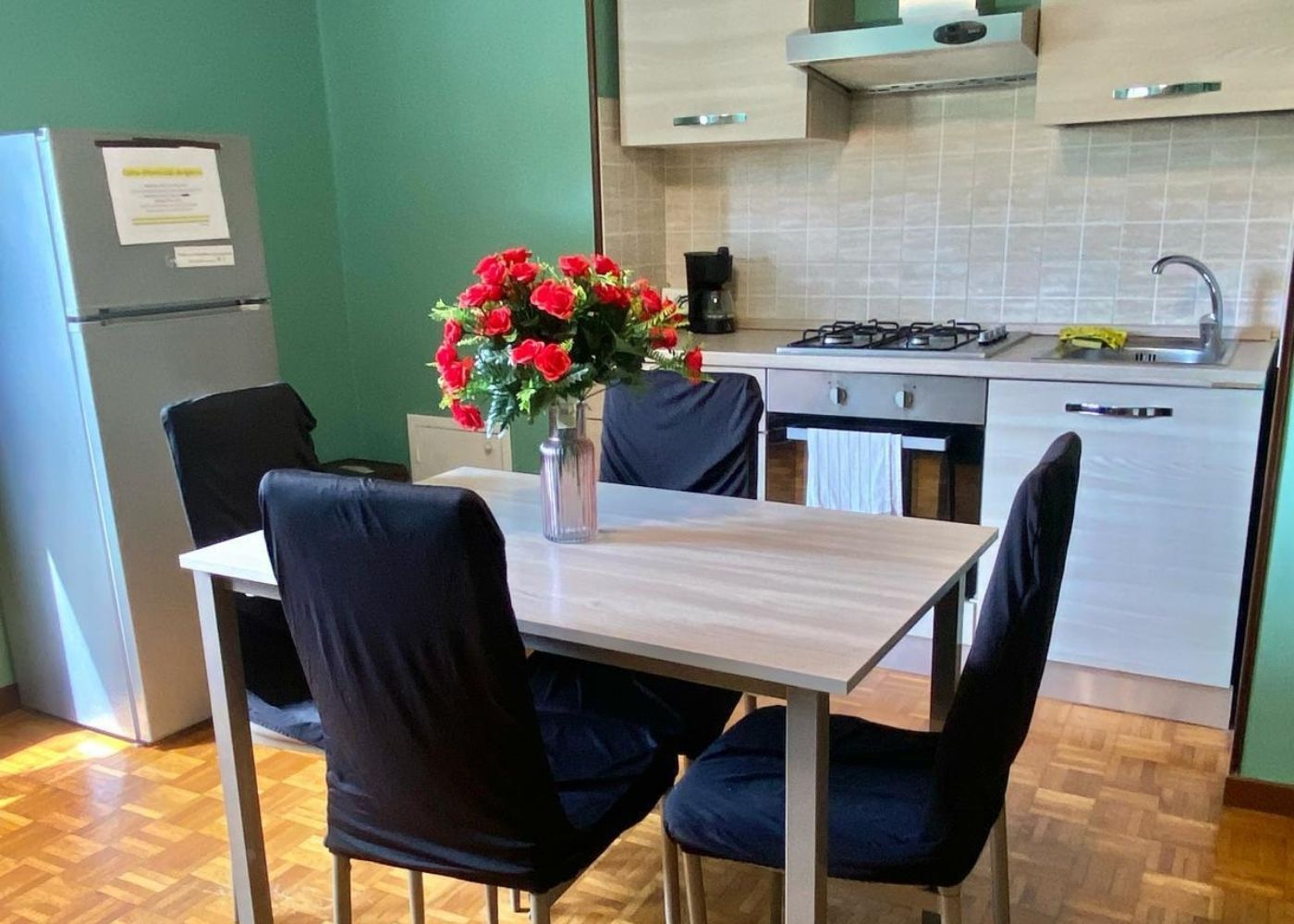 Cozinha equipada do apartamento em Brescia