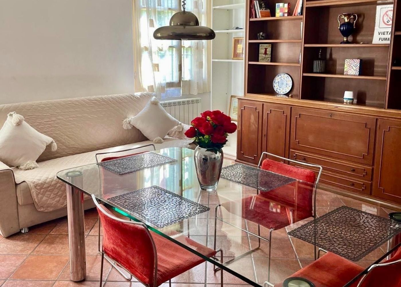 Sala de estar do apartamento de primeira chegada em Brescia